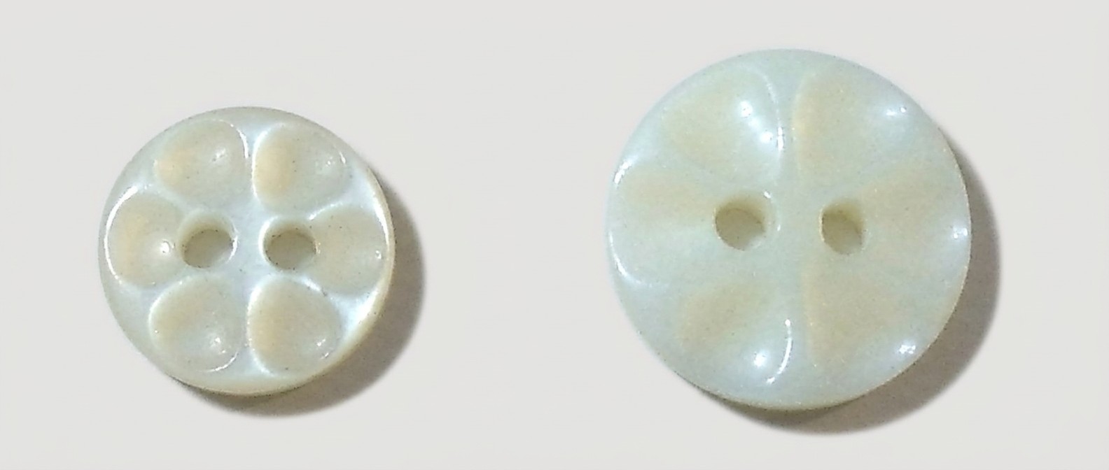 Ivory pearlinzed six-petal two-hole buttons